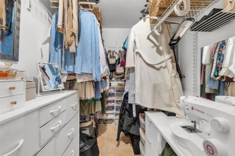 Condo in Hialeah, Florida, 2 bedrooms  № 2078451 - photo 24