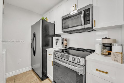Condo in Hialeah, Florida, 2 bedrooms  № 2078451 - photo 6
