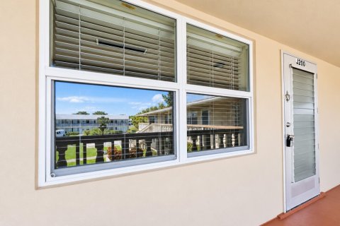 Condo in West Palm Beach, Florida, 2 bedrooms  № 2399623 - photo 15