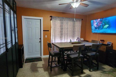 House in North Miami, Florida 3 bedrooms, 92.9 sq.m. № 1787017 - photo 22