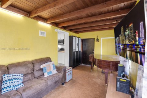 House in North Miami, Florida 3 bedrooms, 92.9 sq.m. № 1787017 - photo 17