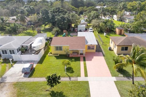 House in North Miami, Florida 3 bedrooms, 92.9 sq.m. № 1787017 - photo 30