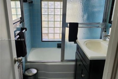 House in North Miami, Florida 3 bedrooms, 92.9 sq.m. № 1787017 - photo 13