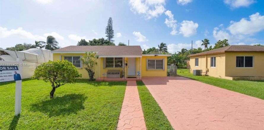 House in North Miami, Florida 3 bedrooms, 92.9 sq.m. № 1787017