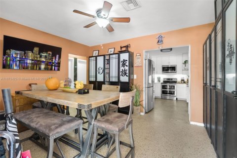 House in North Miami, Florida 3 bedrooms, 92.9 sq.m. № 1787017 - photo 19