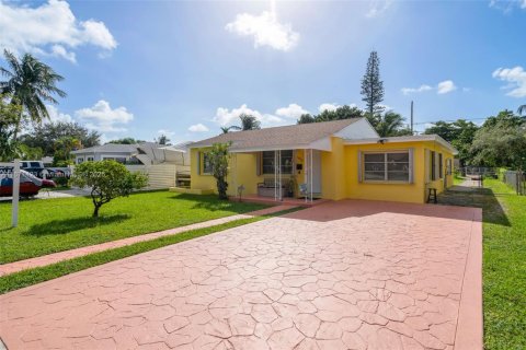 House in North Miami, Florida 3 bedrooms, 92.9 sq.m. № 1787017 - photo 2