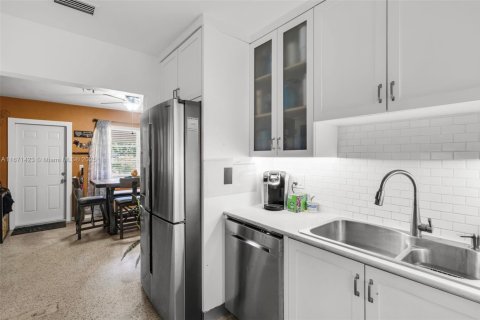 House in North Miami, Florida 3 bedrooms, 92.9 sq.m. № 1787017 - photo 5