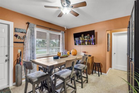 House in North Miami, Florida 3 bedrooms, 92.9 sq.m. № 1787017 - photo 24