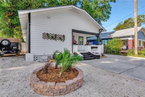 House in Tampa, Florida 3 bedrooms, 168.71 sq.m. № 2224457 - photo 4
