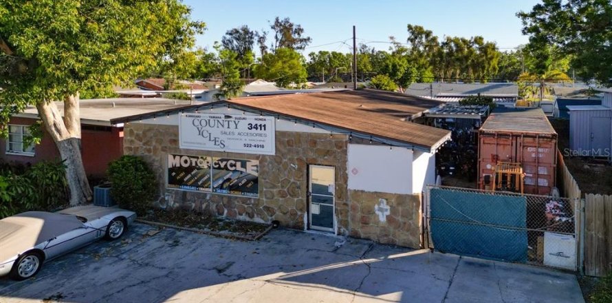 Commercial property in Pinellas Park, Florida 253.81 sq.m. № 1613588