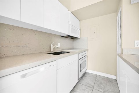 Снять в аренду кондоминиум в Майами-Бич, Флорида 2 спальни, 64.2м2, № 1969867 - фото 2