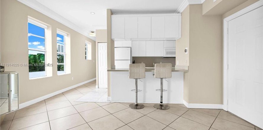 Кондоминиум с 2 спальнями в Майами-Бич, Флорида № 1969867