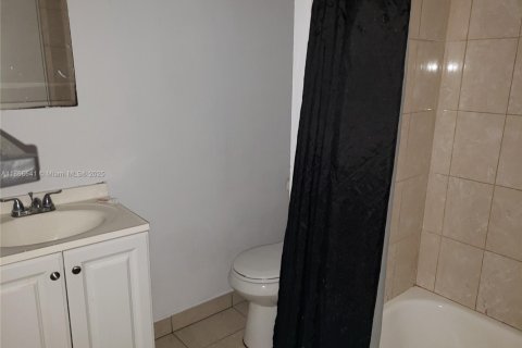 Villa ou maison à louer à Miami, Floride: 3 chambres, 139.07 m2 № 1927909 - photo 6
