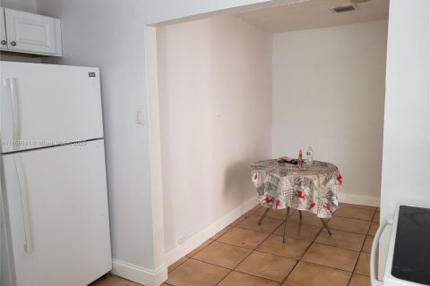 Villa ou maison à louer à Miami, Floride: 3 chambres, 139.07 m2 № 1927909 - photo 4