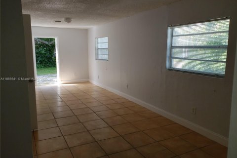 Villa ou maison à louer à Miami, Floride: 3 chambres, 139.07 m2 № 1927909 - photo 3