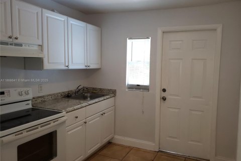 Villa ou maison à louer à Miami, Floride: 3 chambres, 139.07 m2 № 1927909 - photo 2