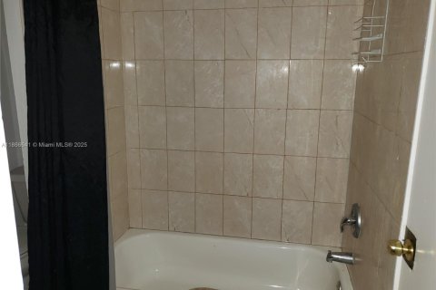 Villa ou maison à louer à Miami, Floride: 3 chambres, 139.07 m2 № 1927909 - photo 7