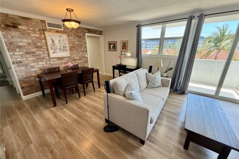 Condominio en North Miami Beach, Florida, 1 dormitorio  № 2055336