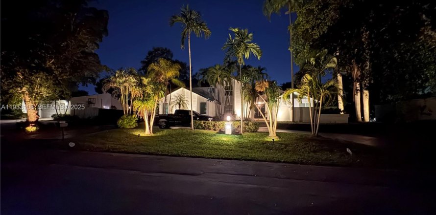 House in Palmetto Bay, Florida 4 bedrooms, 350.06 sq.m. № 2077025