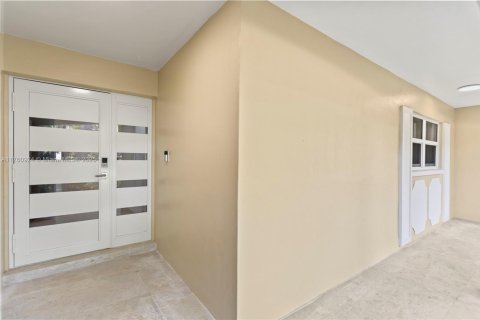 House in Pompano Beach, Florida 3 bedrooms, 204.38 sq.m. № 1697306 - photo 3