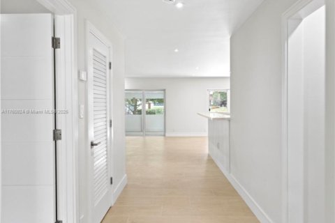 House in Pompano Beach, Florida 3 bedrooms, 204.38 sq.m. № 1697306 - photo 4