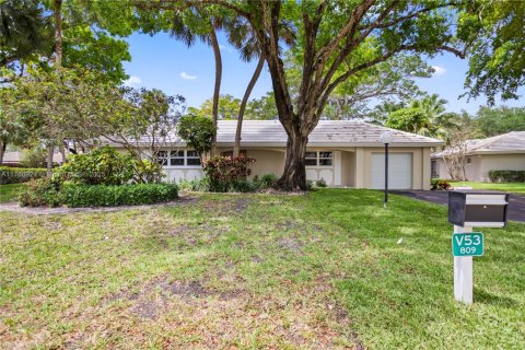 House in Pompano Beach, Florida 3 bedrooms, 204.38 sq.m. № 1697306 - photo 1
