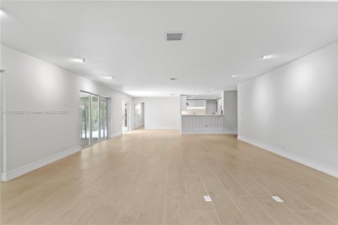 House in Pompano Beach, Florida 3 bedrooms, 204.38 sq.m. № 1697306 - photo 6