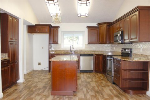 House in Brandon, Florida 3 bedrooms, 164.72 sq.m. № 2236246 - photo 5