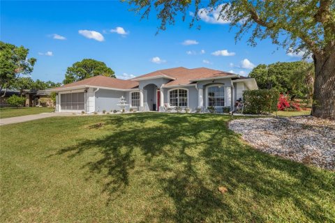 House in Clermont, Florida 3 bedrooms, 196.02 sq.m. № 1725728 - photo 1