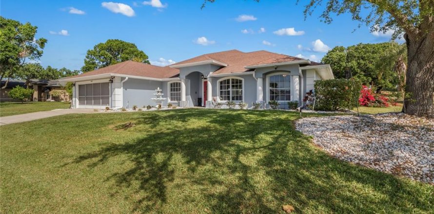 House in Clermont, Florida 3 bedrooms, 196.02 sq.m. № 1725728