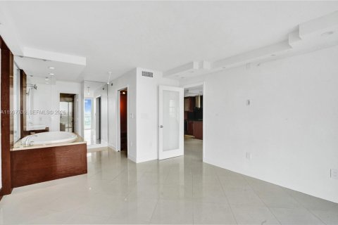 Condominio en alquiler en Miami, Florida, 1 dormitorio, 79.99 m2 № 1995789 - foto 16