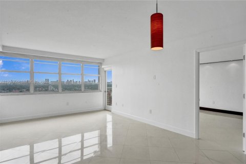 Condominio en alquiler en Miami, Florida, 1 dormitorio, 79.99 m2 № 1995789 - foto 28
