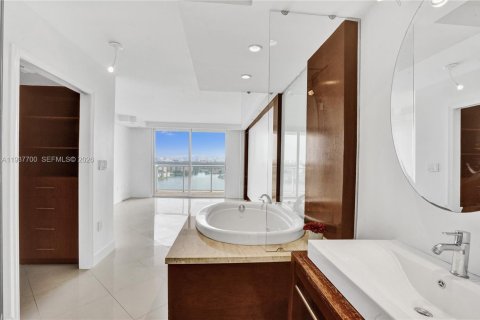 Condominio en alquiler en Miami, Florida, 1 dormitorio, 79.99 m2 № 1995789 - foto 14