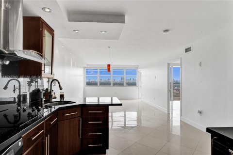 Condominio en alquiler en Miami, Florida, 1 dormitorio, 79.99 m2 № 1995789 - foto 4