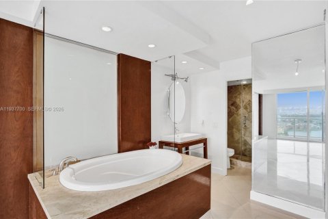 Condominio en alquiler en Miami, Florida, 1 dormitorio, 79.99 m2 № 1995789 - foto 15