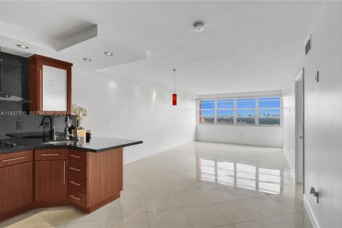 Condominio en alquiler en Miami, Florida, 1 dormitorio, 79.99 m2 № 1995789 - foto 3