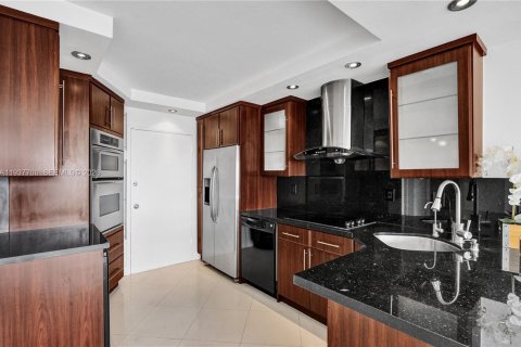 Condominio en alquiler en Miami, Florida, 1 dormitorio, 79.99 m2 № 1995789 - foto 2