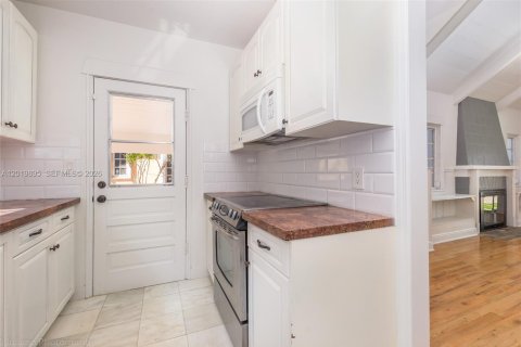 Снять в аренду виллу или дом в Майами, Флорида 3 спальни, 120.77м2, № 2256749 - фото 19