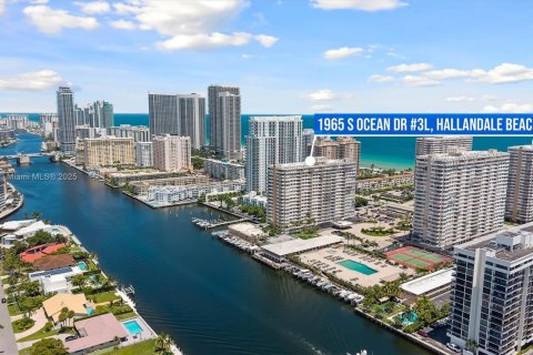 Студия в кондо в Халландейл-Бич, Флорида № 2039352