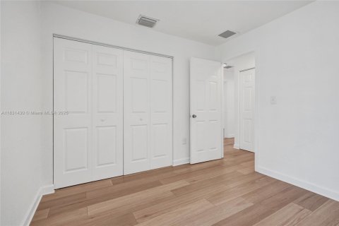 House in Miami, Florida 4 bedrooms, 145.39 sq.m. № 1809103 - photo 26