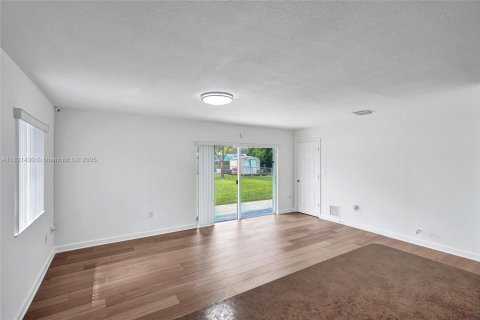 House in Miami, Florida 4 bedrooms, 145.39 sq.m. № 1809103 - photo 14