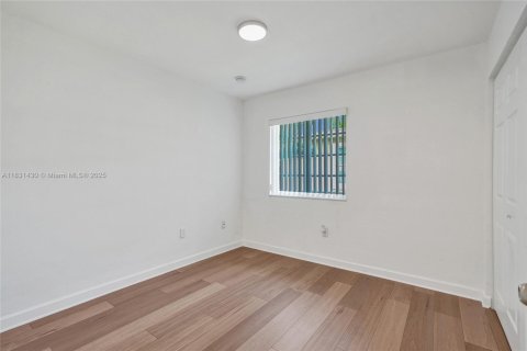 House in Miami, Florida 4 bedrooms, 145.39 sq.m. № 1809103 - photo 30