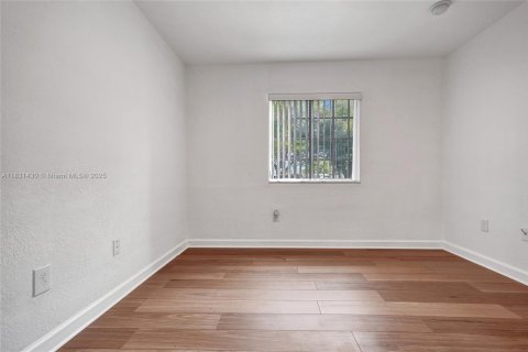 House in Miami, Florida 4 bedrooms, 145.39 sq.m. № 1809103 - photo 28