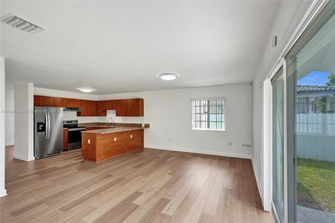 House in Miami, Florida 4 bedrooms, 145.39 sq.m. № 1809103 - photo 13