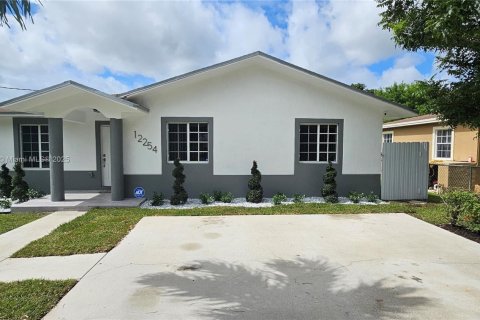 House in Miami, Florida 4 bedrooms, 145.39 sq.m. № 1809103 - photo 1
