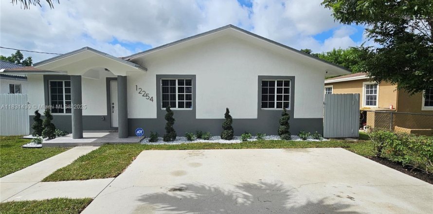 House in Miami, Florida 4 bedrooms, 145.39 sq.m. № 1809103
