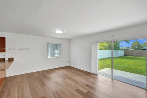 House in Miami, Florida 4 bedrooms, 145.39 sq.m. № 1809103 - photo 15