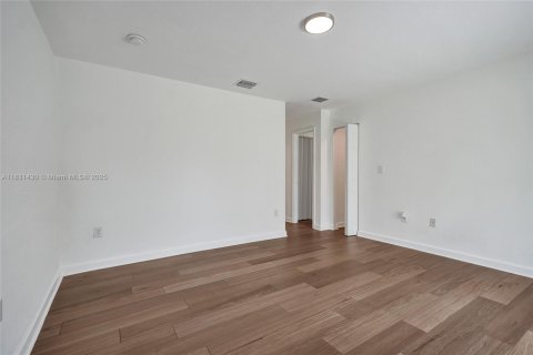 House in Miami, Florida 4 bedrooms, 145.39 sq.m. № 1809103 - photo 20
