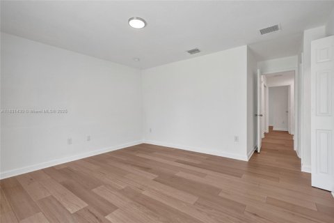 Villa ou maison à vendre à Miami, Floride: 4 chambres, 145.39 m2 № 1809103 - photo 17