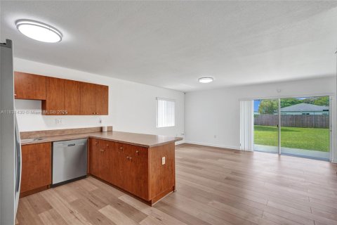 House in Miami, Florida 4 bedrooms, 145.39 sq.m. № 1809103 - photo 6